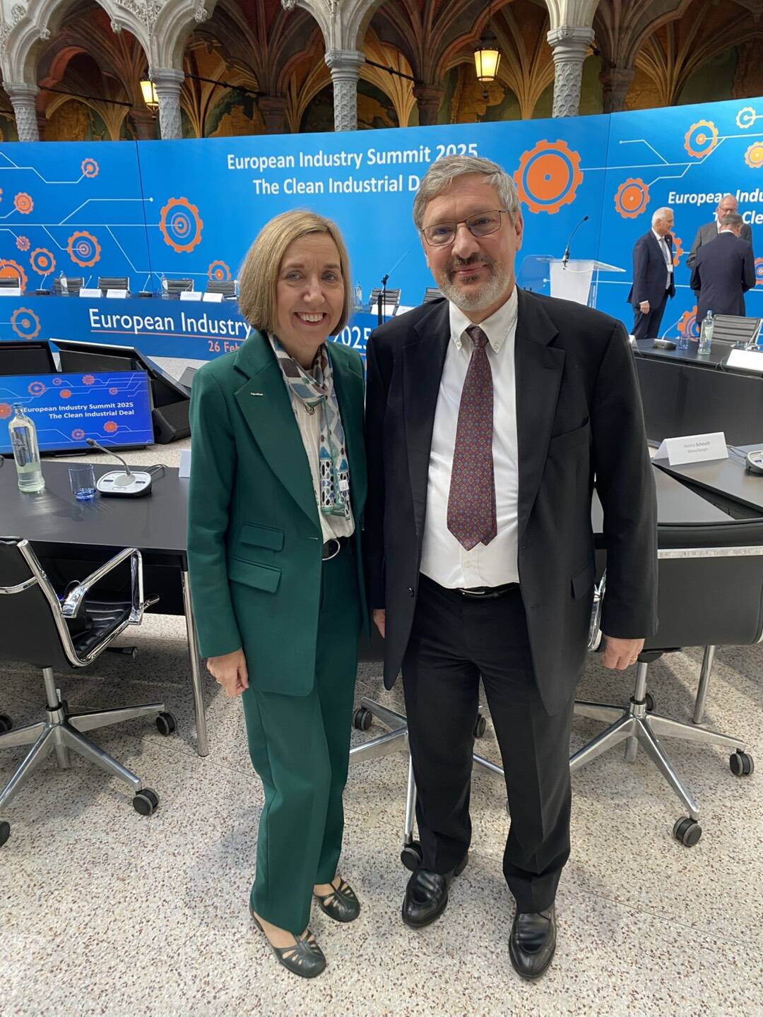 Image Karen McKee et Philippe Ducom, Prsident d'ExxonMobil Europe, reprsentent ExxonMobil au Sommet Europen de l'Industrie 2025  Anvers, en Belgique.