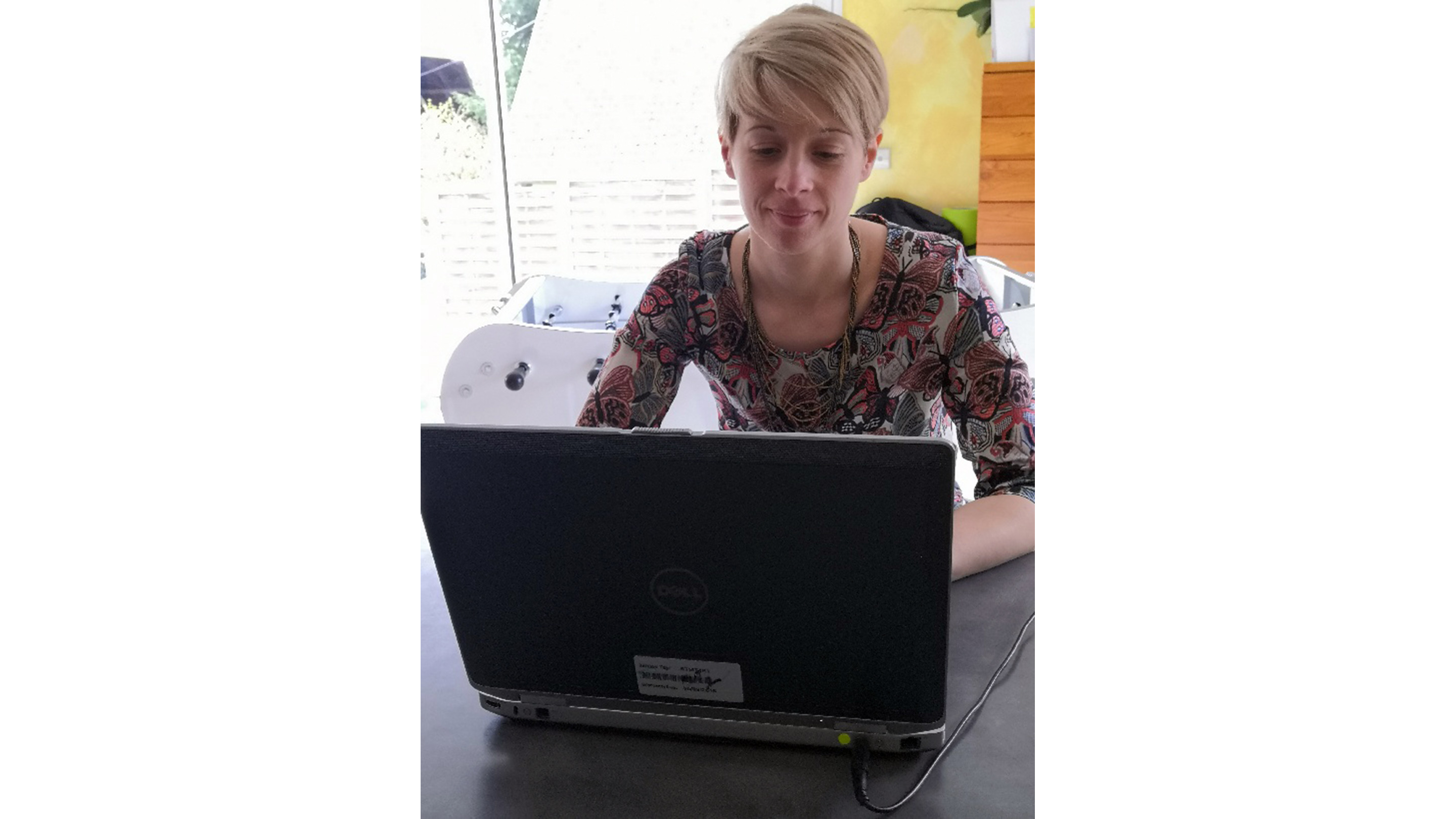 Madame Rachel CARDON Chargée de prévention des risques pour Caux Seine agglo utilise un ordinateur reconfiguré par le lycée Saint Jo Sup
