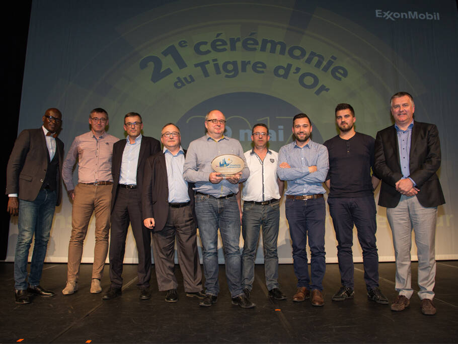 Image Photo— L'entreprise Actemium, lauréate du Tigre d'Or, avec Olivier Girault (à gauche), handballeur professionnel et Peter Vandenborne (à droite), directeur du Raffinage à Gravenchon.