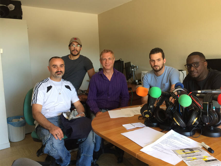 L'équipe de la raffinerie Esso de Fos-sur-Mer en avec l’équipe d’informaticiens du Centre Social Fosséen