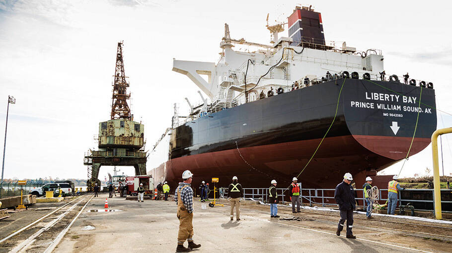 Les activits de commercialisation pour lamarine sont assures par ExxonMobil Marine pour le compte d'Esso S.A.F. Ces activits consistent en la gestion doprations de mise  bord de fioul marine et gasoil, de soutage de navires des Grands Ports Maritimes de Marseille et du Havre.
Pour plus d'informations, visitez les sites en anglais :

    ExxonMobil Marine Fuels(Carburants pour la Marine)
    ExxonMobil Marine Lubricants(Lubrifiants pour la Marine)
