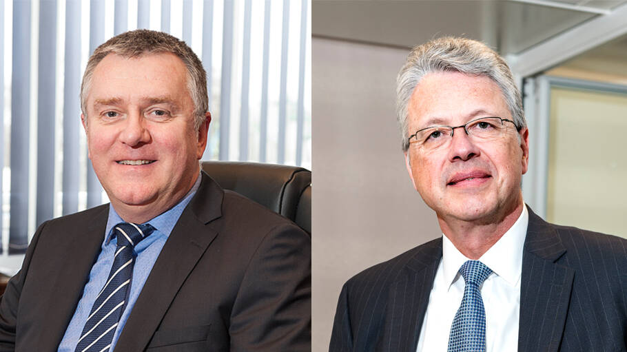 Image Photo— A gauche, Peter Vandenborne, directeur de la raffinerie Esso S.A.F. et à droite Hervé Brouhard, directeur de l'usine pétrochimique ExxonMobil Chemical France
